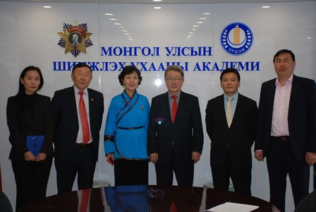 Эрдэмтэн судлаачдыг шагналаа