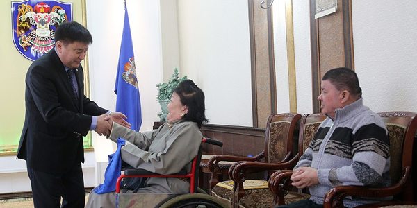 Хөдөлмөрийн баатар, гавьяат цолтой ахмадуудад орон сууцны түлхүүр гардууллаа
