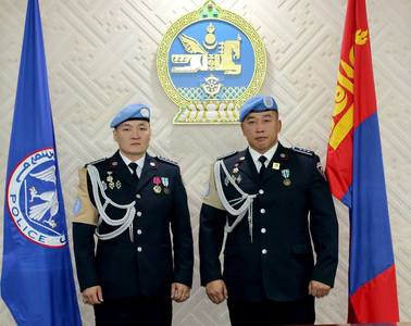 Энхийг сахиулсан цагдаа нарыг шагналаа