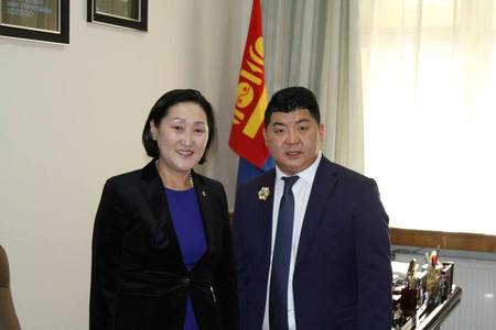 Жүжигчин Д.Баттөмөрт  “Алтан гадас” одон гардууллаа