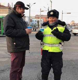 Жүжигчин М.Баярмагнай цагдаа нарыг сүүгээр дайлав