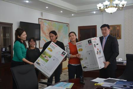 Хуульзүйн сайд агаар цэвэршүүлэгч бэлэглэлээ