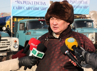 ХХААХҮ сайд П.Сэргэлэн  малчдад туслах  аяны тусламжийг хүргэлээ