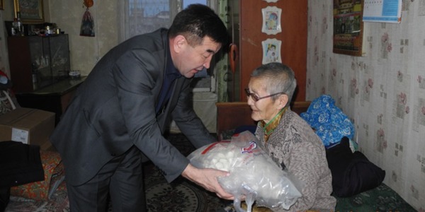 Хотын даргын бэлгийг уламжиллаа