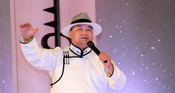 О.Баянмөнх: Ээж минь тэнгэрээс хүүдээ сүү өргөж байгаа