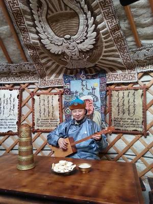 Богд хааны ордон музейд тууль хайлна