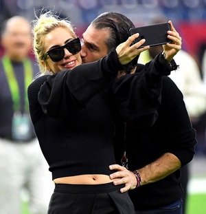 Гага найз залуутай болжээ