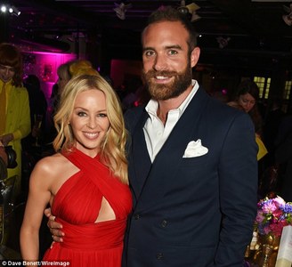 Кайли Миноуг сүйгээ цуцалжээ