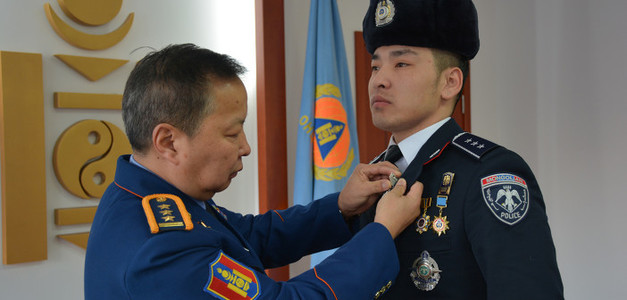 Г. Ганбаярыг онцгой байдлын албанаас шагналаа