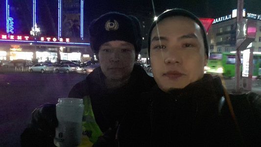 Жүжигчин Б.Шинэбаяр цагдаа нарыг сүүгээр дайлав