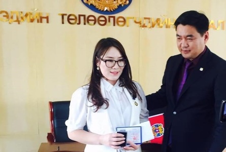 Хүүхэд эх барьсан Б.Солонгыг шагнажээ