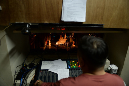 Нээгээгүй  “хөшиг”