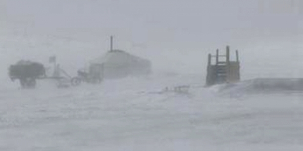 Завхан аймагт шуурганы улмаас айлын гэр нуржээ