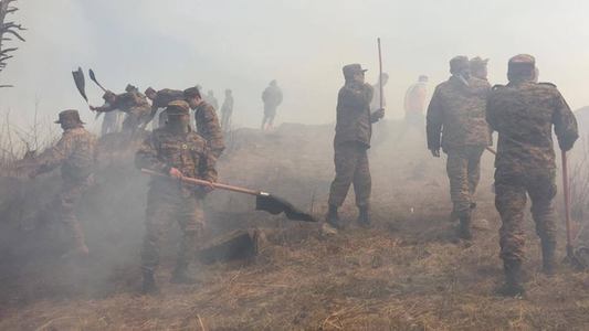 Цэргийн алба хаагчид түймэр унтраалцав