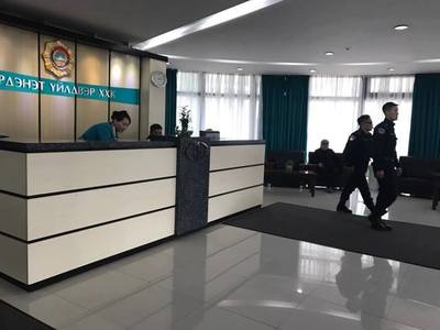 Хууль бус ТУЗ цагдаагийн хамгаалалттай хуралдаж байна 