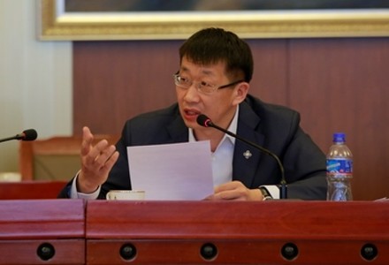 Арилжааны банкууд эдийн засгаа боомилсон