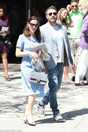 Улаан өндөгний баярыг одод хэрхэн тэмдэглэв