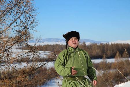 Б.Цолмонбаяр: Мянгат малчин шиг олон дуугаар яах билээ