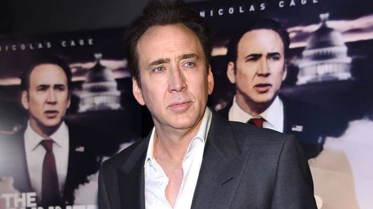 Николас Кейж хөлөө хугалжээ