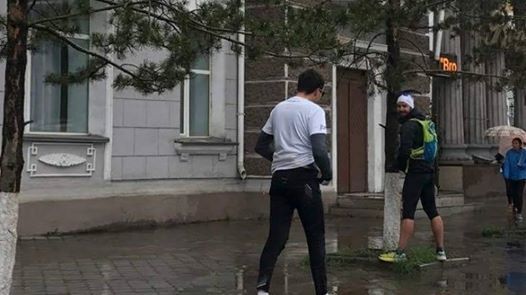 Хотын төвд бие зассан гадаад иргэдийг торгожээ