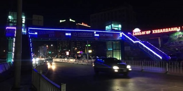 “Бөмбөгөр” худалдааны төвийн дэргэдэх гүүрэн гарцыг чимэглэлээ