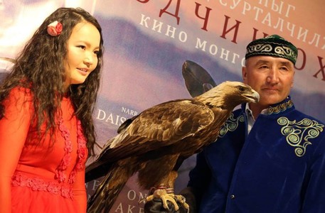 “Бүргэдчин охин” кино Монголд нээлтээ хийлээ