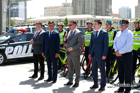 Цагдаа нарт унадаг дугуй хүлээлгэн өглөө