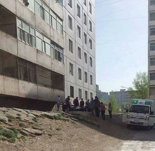 Гурван настай хүүхэд цонхоор унаж, гэмтжээ