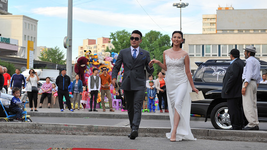 Танилц: “Хуримын даашинзтай бүсгүй”