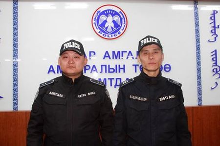 Цагдаагийн алба хаагчид гурван хүүхдийг галаас аварчээ