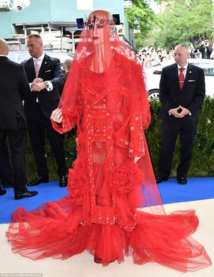 Кейтигийн өмссөн “өвөрмөц” даашинз