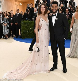 “Met Gala”-ийн улаан хивсээр алхсан одод 