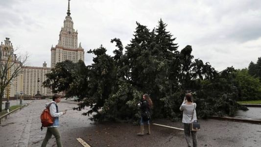 Москва хотыг хар салхи дайрч, 11 хүн амиа алджээ
