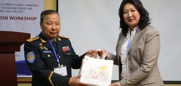 Онцгой албанд 30 хоног цэнэгээ барьдаг гар утас бэлэглэлээ