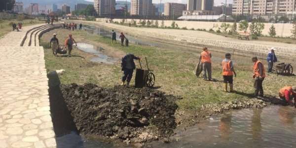 Үерийн хамгаалалтын далан сувгийг цэвэрлэж байна