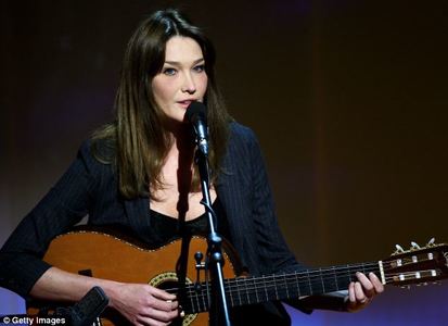 Карла Бруни шинэхэн клипээ гаргажээ