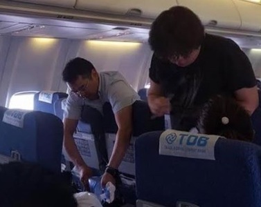 Онгоцонд зорчигчийн бие муудаж, эмч нар амийг нь аварчээ