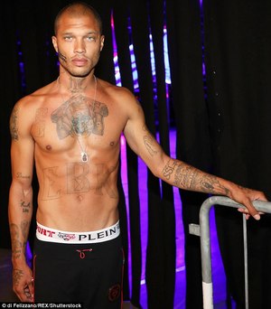 Царайлаг хоригдол загварын тайзнаа алхав