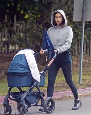 Ирина Шейк охиноо салхилуулав