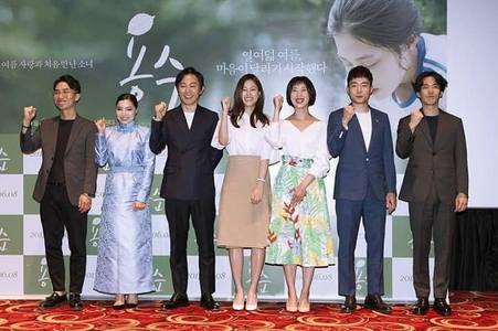 Солонгос киноны нээлтэд үндэсний дээлээрээ гоёв