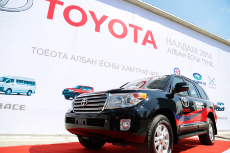 Наадмын түрүү бөх “Ланд Крузер-200” хөлөглөнө