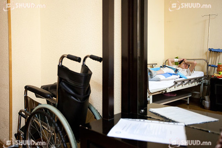 Дөрвөн настай хүүгээ зодож, хөлийг нь хугалжээ