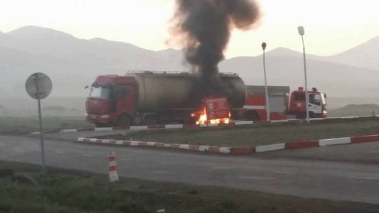 Хүнд даацын машины дугуй буудаж, гал гарчээ