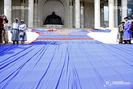 Зургаан давхар барилгатай дүйцэхүйц дээлийг дэлгэв