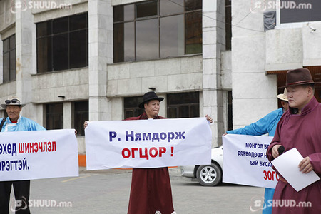 Р.Нямдоржийг ажлаа өгөхийг шаардан, цуглаан хийв