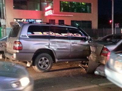 Найман машин мөргөлдөж, хоёр хүүхэд гэмтжээ