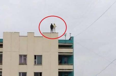 Есөн давхраас үсэрсэн охидын нэг нь нас баржээ