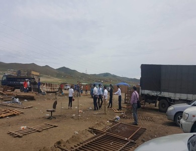 Зөвшөөрөлгүй бүсэд мал худалдаалж байсан газруудыг татан буулгав