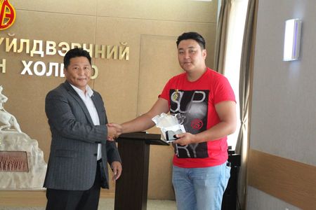 МУГЖ Г.Ариунбаатарыг ”Хөдөлмөрийн алдар” тэмдгээр шагналаа