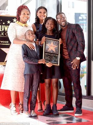 Кевин Харт “Алдарын од”-той боллоо